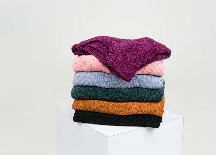 استایل زنانه زمستانی با بافت‌های رنگی