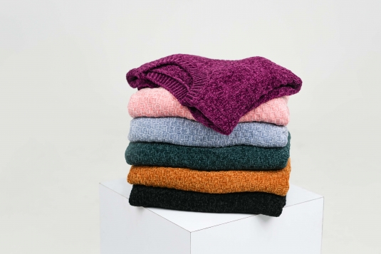 استایل زنانه زمستانی با بافت‌های رنگی